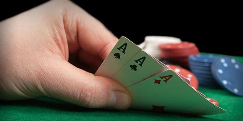 Mô phỏng bàn chơi bài cào tố đầy kịch tính